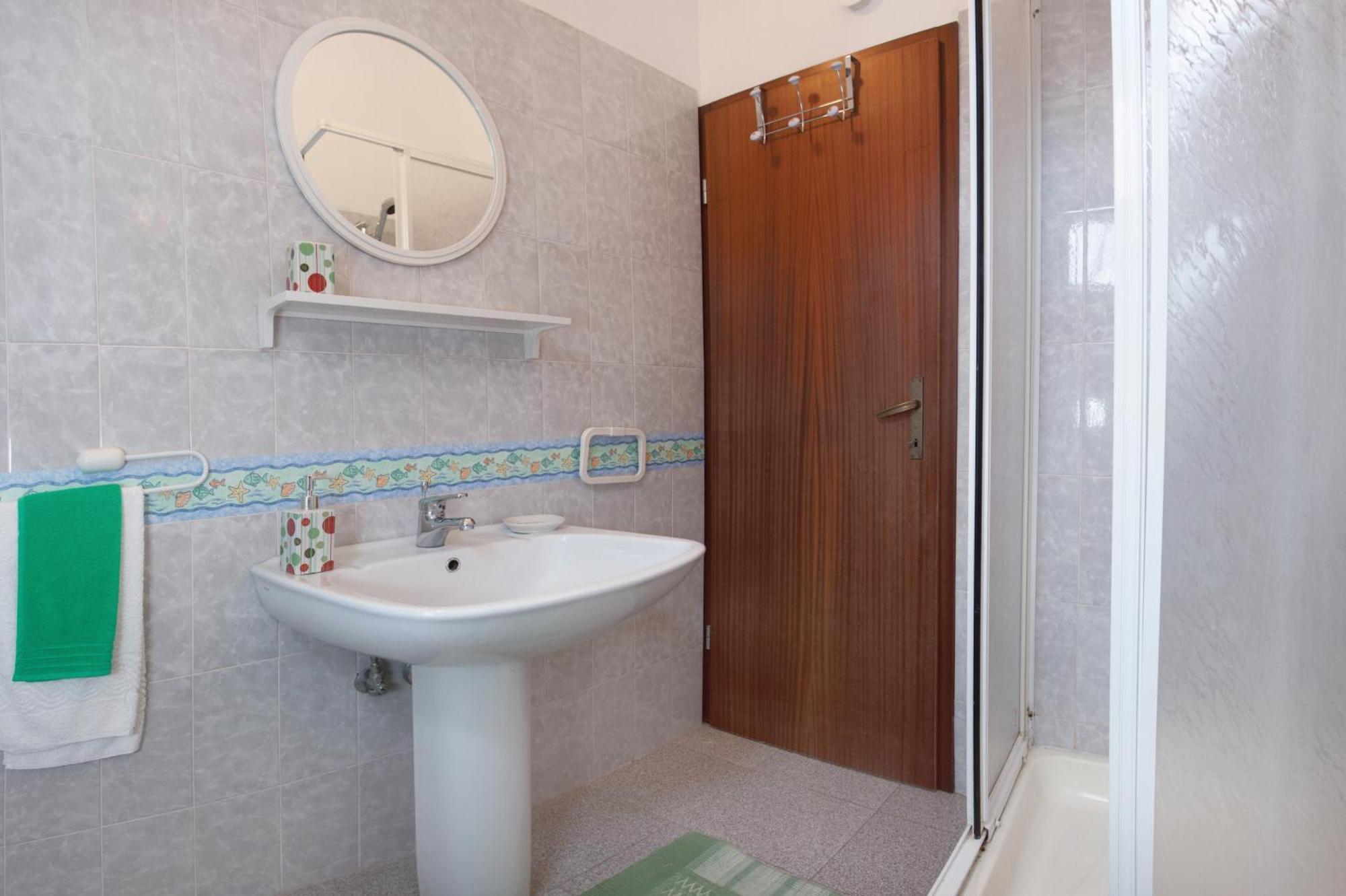 Apartments By The Sea Rastici, Ciovo - 2104 Trogir Rom bilde